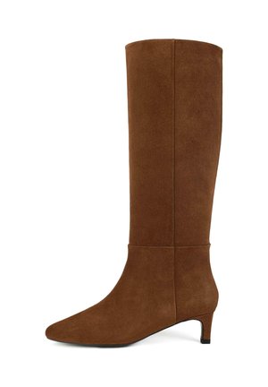 Bottines en daim marron hautes jusqu'au genou avec un bout pointu et un petit talon. La texture lisse présente un détail de couture le long de l'arrière.