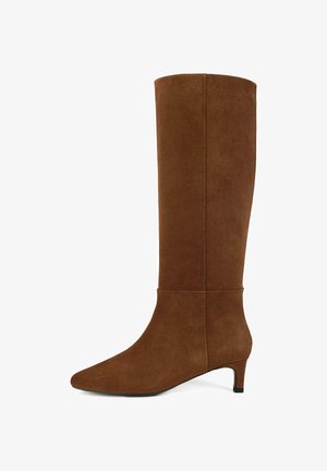 Bruine suedekniehoogboots met een puntige neus en een lage hak. De gladde textuur heeft een naaddetail aan de achterkant.