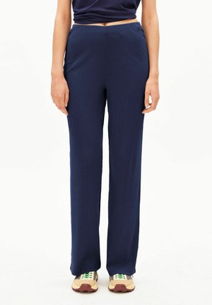 Marineblaue, weit geschnittene Hose aus strukturiertem Stoff mit einem glatten Bund, die eine entspannte Silhouette und dezente vordere Bügelfalten aufweist.