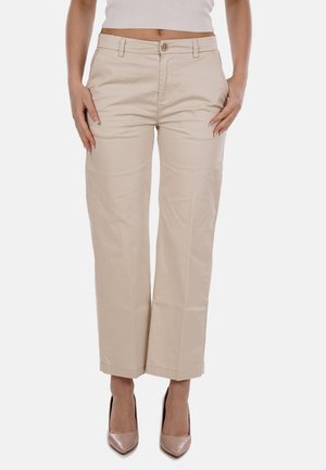 Pantaloni beige a gamba larga realizzati in tessuto leggero con una texture liscia, dotati di chiusura con bottone e tasche frontali.