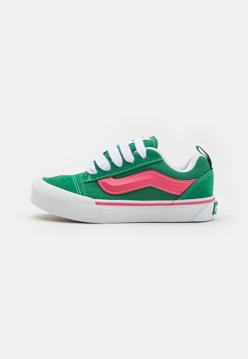Grüne Leinensneaker mit weißen Schnürsenkeln, rosa Akzenten und einer weißen Gummisohle. Verfügt über ein gesticktes seitliches Logo und ein strukturiertes Obermaterial.