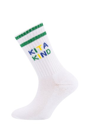 Weiße Crew-Socken mit grünen Streifen oben. Auf der Seite steht "KITA KIND" in blauer und gelber Schrift. Hergestellt aus strukturiertem Baumwollmaterial.