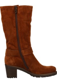 Bota de gamuza marrón hasta el tobillo con tacón apilado, cierre lateral con cremallera y una amplia correa en el tobillo; cuenta con una superficie texturizada y suela resistente.