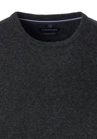 Dunkelgrauer Pullover mit rundem Ausschnitt, gerippten Bündchen und Saum. Der Stoff wirkt weich und strukturiert, etikettiert mit "CASA MODA" und "CASHMERE FEELING."