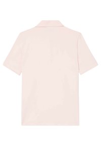 Polo a maniche corte in morbido tessuto rosa, con un colletto classico e un design minimalista senza motivi o accentuazioni visibili.