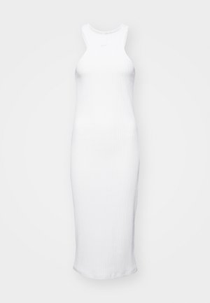 Biele rebrované midi šaty s okrúhlym výstrihom a bezrukávovým dizajnom. Obsahujú jemné logo na hrudi a priliehavý strih.