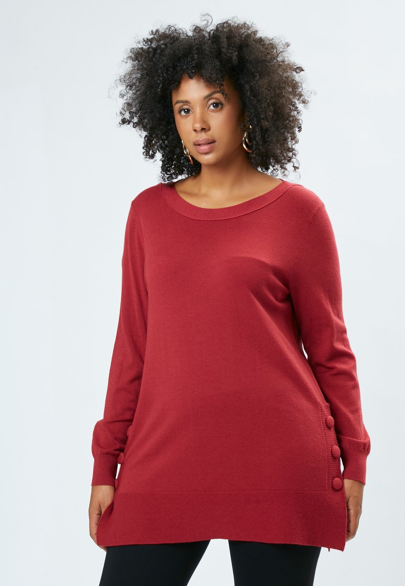 Rød langærmet sweater med bred udskæring, sidelukninger og let buet nederste kant, lavet af et blødt, struktureret stof.