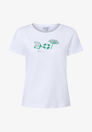 T-shirt blanc à manches courtes avec des illustrations vertes d'une chaise de plage, d'une bouée de sauvetage et d'un parasol rayé sur la poitrine.
