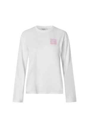 Chemise blanche à manches longues avec col rond et petit texte rose "OUT OF OFFICE MODSTRÖM" sur la poitrine gauche.