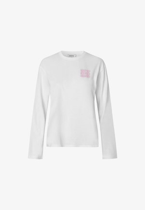 Chemise blanche à manches longues avec col rond et petit texte rose "OUT OF OFFICE MODSTRÖM" sur la poitrine gauche.