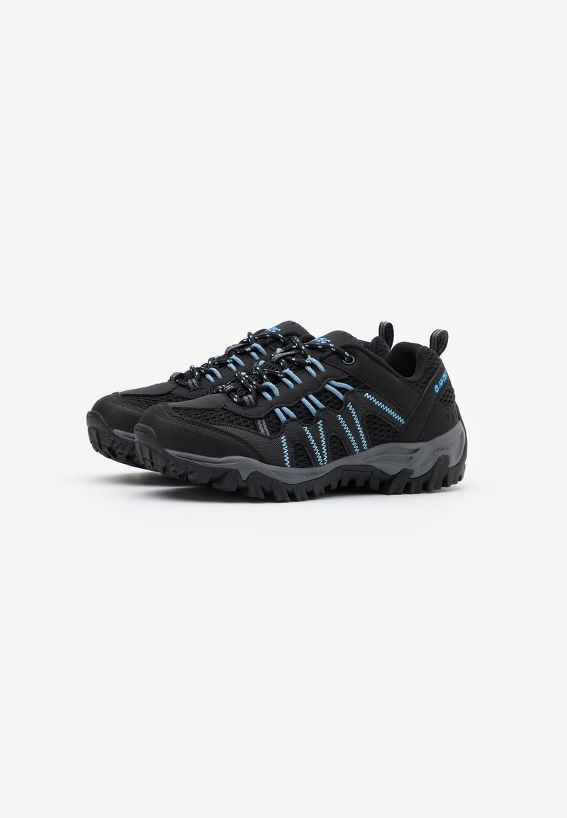 Zapatillas de senderismo negras con parte superior de malla texturizada, acentos azules y una suela de goma negra resistente, con cierre de cordones y tira de agarre.