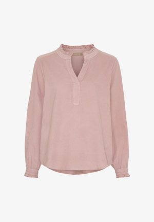 Lyserød, langærmet bluse med flæsekant ved halsen og vikler, der har en halv-knap åbning og blødt, tekstureret stof.