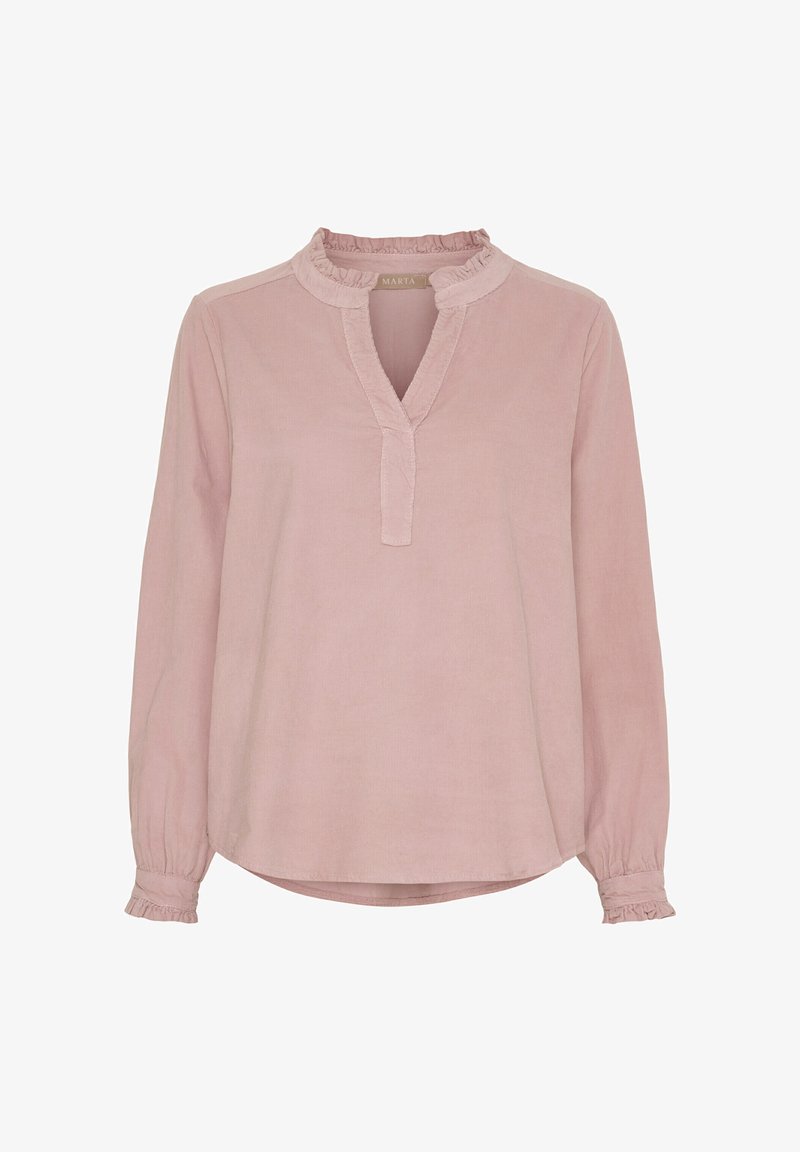 Lyserød, langærmet bluse med flæsekant ved halsen og vikler, der har en halv-knap åbning og blødt, tekstureret stof.