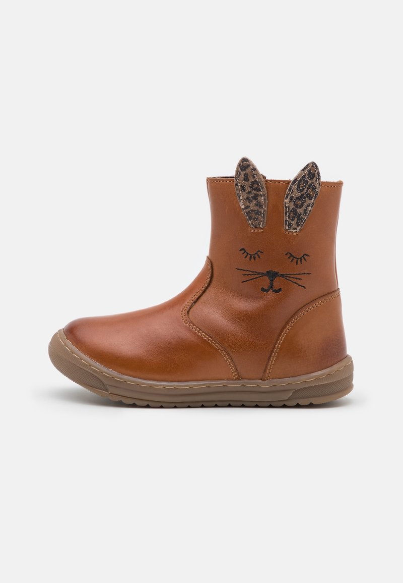 Botte cheville en cuir marron avec coutures surpiquées, semelle en caoutchouc, visage de lapin brodé et oreilles à motif animalier sur le col.