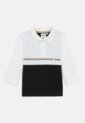 Bijela i crna majica s dugim rukavima, ovratnikom, s dva gumba, horizontalnim prugama i "BOSS" logom na prsima.