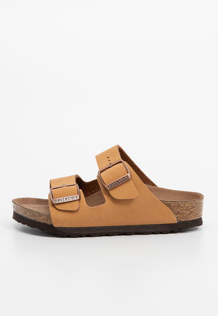 Sandales en suède marron avec deux sangles réglables, semelle en liège et semelle en caoutchouc texturé. Détail du logo sur les boucles des sangles.