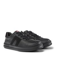 Sneaker in pelle nera con finitura liscia, caratterizzate da un design con lacci, zip laterale e dettagli in suede a contrasto. Suola in gomma con dettagli cuciti.