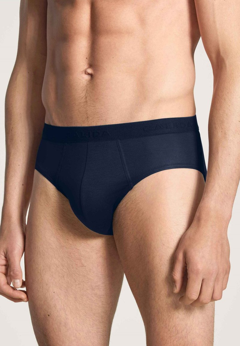 Slip da uomo blu navy con design aderente, caratterizzato da una comoda vita impreziosita dal logo "CALIDA". Realizzato in tessuto morbido e elasticizzato.