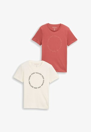 Due T-shirt: una corallo con testo circolare, l'altra bianca con testo circolare scuro. Entrambe hanno maniche corte e un design con scollo rotondo.