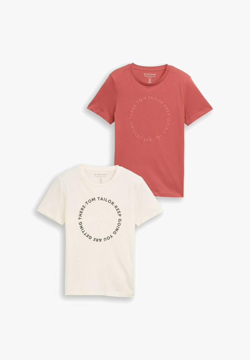 Zwei T-Shirts: eines in Korallenfarben mit kreisförmigem Text, das andere weiß mit dunklem kreisförmigem Text. Beide haben kurze Ärmel und einen Rundhalsausschnitt.