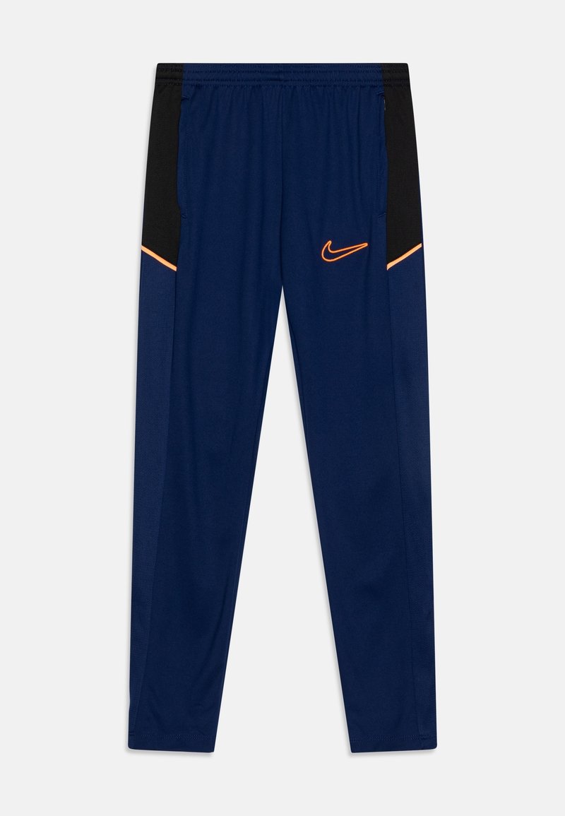 Pantalones deportivos color azul marino con paneles laterales negros, ribete naranja, cinturilla elástica, bolsillos y logo de swoosh de Nike en naranja en el muslo derecho.