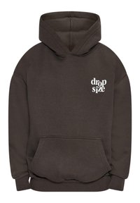 Dunkelbrauner Kapuzenpullover aus Baumwollmischung, mit einer Kängurutasche, gerippten Bündchen und einem weißen "Drop Size"-Logo auf der linken Brustseite.