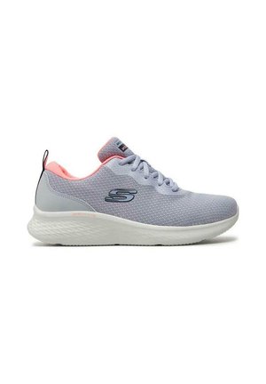 Zapatilla Skechers gris claro y rosa con suela blanca texturizada, parte superior de malla, cordones y logotipo de la marca en el lateral.