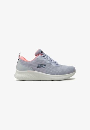 Zapatilla Skechers gris claro y rosa con suela blanca texturizada, parte superior de malla, cordones y logotipo de la marca en el lateral.