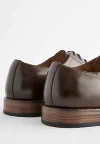 Next CONTRAST DERBY - REGULAR FIT - Alkalmi fűzős cipők - brown