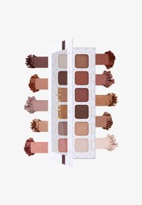 Palette con nove tonnellate di ombretto in diverse finiture opache e shimmer. I colori variano da un beige chiaro a un rame profondo, contenuti in una custodia bianca.