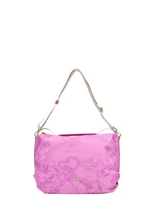 Lyserød skuldertaske med verdenskortdesign og justerbar beige rem, mærket "1A CLASSE" med gyldent bogstavtryk foran.