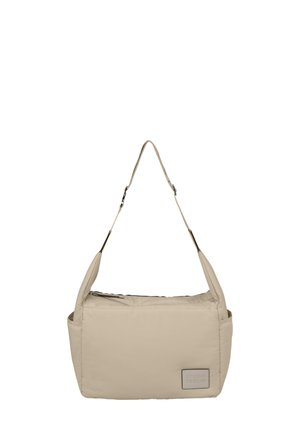 Beige skuldertaske med et blødt, polstret design, der har en lynlåslukning og et mærke patch. Justerbar rem til alsidig bæring.