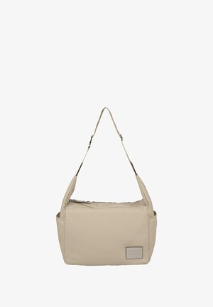 Borsa a spalla beige con un design morbido e imbottito, dotata di chiusura con zip e una patch con il marchio. Cinghia regolabile per un trasporto versatile.