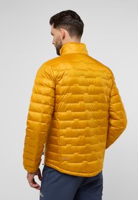 Giacca imbottita gialla con colletto alto e design a righe orizzontali, con una texture liscia e materiale leggero.