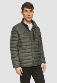 Grüne Pufferjacke mit vertikal gestepptem Design, Stehkragen, Reißverschluss vorne und mit Reißverschluss versehenen Brusttasche. Glatte Oberfläche und leicht.