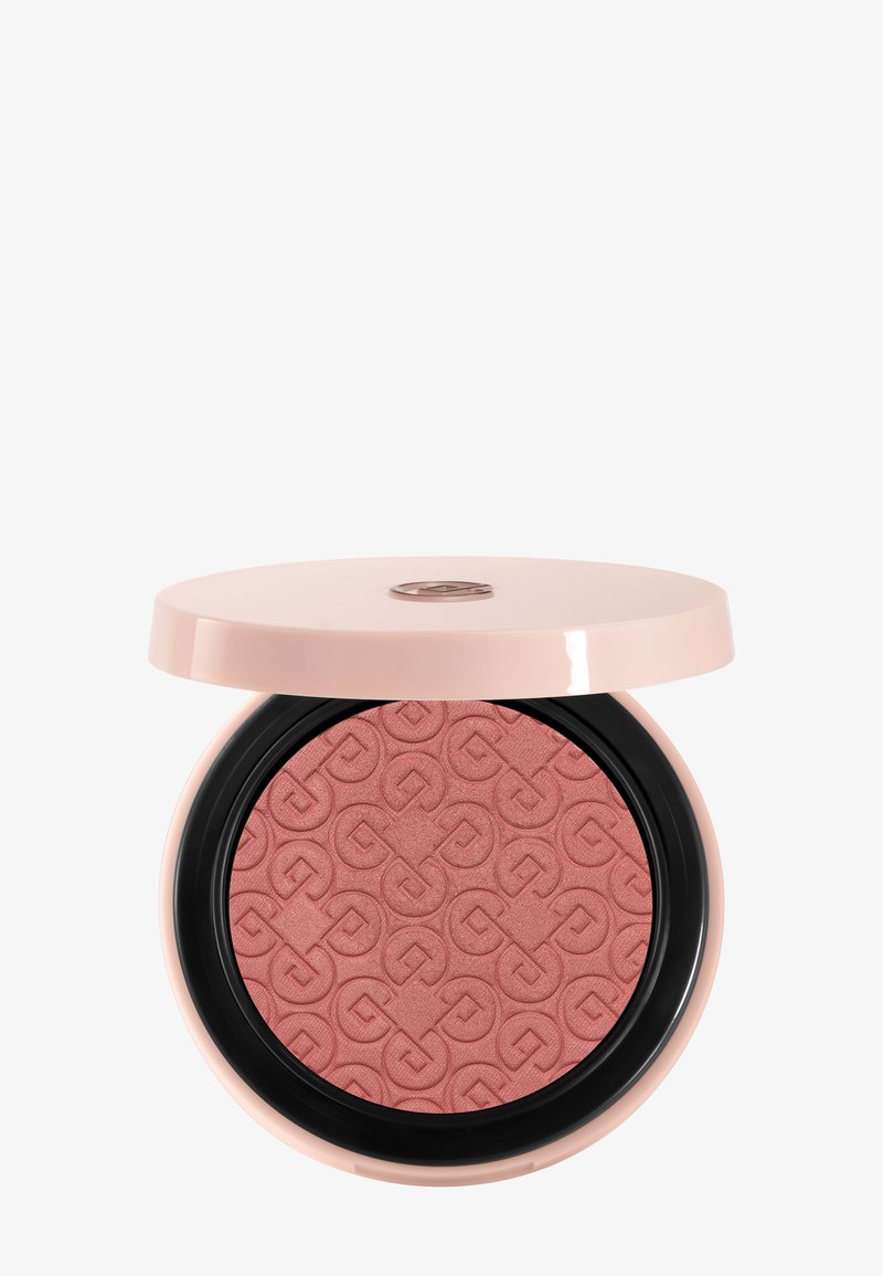 Poudrier rond de blush avec un boîtier extérieur rose doux. L'intérieur présente un motif embossé en rose rosé. Un bord noir encadre la poudre.