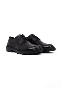Zwarte leren schoenen met een gladde afwerking, decoratieve brogue-details, ronde neus en dikke rubberen zool voor duurzaamheid. Vetersluiting.