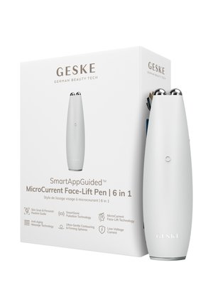 Stylo de lifting du visage GESKE MicroCurrent avec double sphère en métal, design blanc élégant, présenté à côté de son emballage blanc mettant en avant les fonctionnalités et la technologie.
