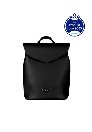 Černý kožený batoh s klopou a vrchním uchopem. Vyrobený z hladké textury, minimalistického designu a s embosovaným logem na spodní části.