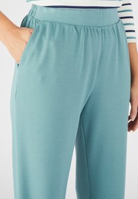 Damart JAMBES LARGES - Pantalones - vert grisé