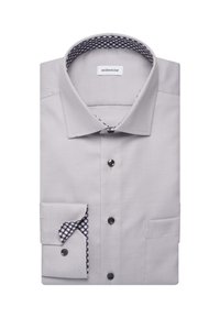 Lichtgrijze overhemden met een gestructureerde kraag, zwarte knopen en geruite accenten in de manchetten en de kraagvoering.