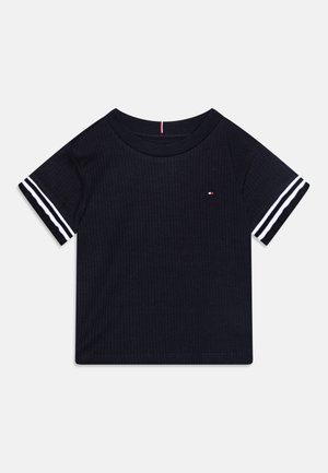 T-shirt noir à manches courtes côtelées avec des rayures blanches sur les manches et un petit logo en accent. Col rond avec un détail rouge subtil.
