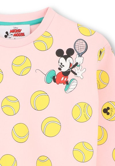 Felpa rosa con palline da tennis gialle e Topolino che gioca a tennis con una racchetta, con marchi Disney e Marc Jacobs visibili.