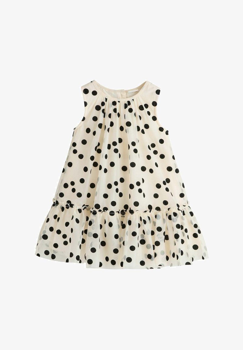 Robe blanche sans manches à pois noirs, col rond, taille froncée et ourlet évasé à volants.