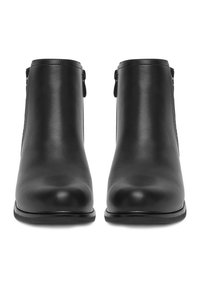 Botine din piele neagră, la nivelul gleznei, cu o textură netedă, vârf rotund, închidere cu fermoar pe lateral și detalii subtile de cusătură de-a lungul cusăturilor.