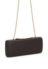 Ορθογώνια καφέ σκούρη τσάντα χειρός με λείο φινίρισμα, χρυσό τόνο καμπυλωτό κούμπωμα και λεπτή χρυσή αλυσίδα ως ιμάντα σε λευκό φόντο.