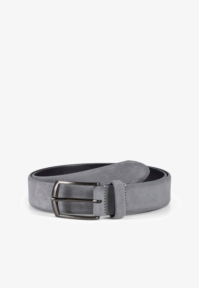 Grå mocka bälte med en slät yta, med en polerad spänne i silverfärg och en matchande hållare. Designen inkluderar en rundad ände.