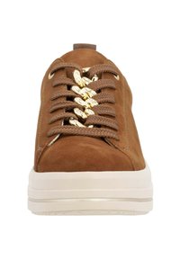 Sneaker in suede marrone con finitura testurizzata, dotato di occhielli in metallo dorato e lacci piatti, e una spessa suola in gomma bianca.