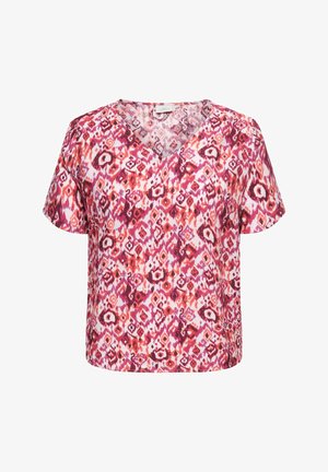 Korte mouwen V-hals blouse met een levendig rood, roze en paars abstract geometrisch patroon op een witte achtergrond.