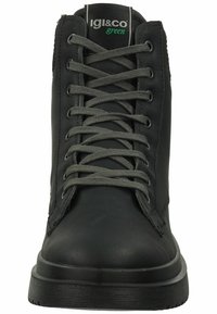 Botas de tobillo de cuero negro con cordones grises, puntera redonda, acabado texturizado y una suela negra gruesa. Presenta una marca en la lengüeta.